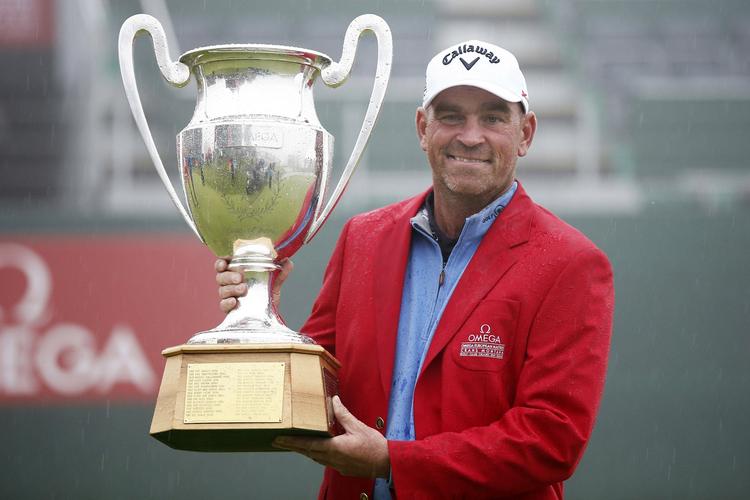 POKALEN. En meget rød jakke og en meget stor pokal følger med, når Thomas Bjørn vinder Omega European Masters. 
