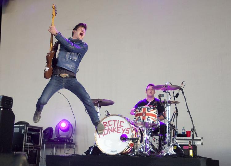 Elskværdigt. Rocken har svære kår for tiden. Men Arctic Monkeys går frygtløse til opgaven. 