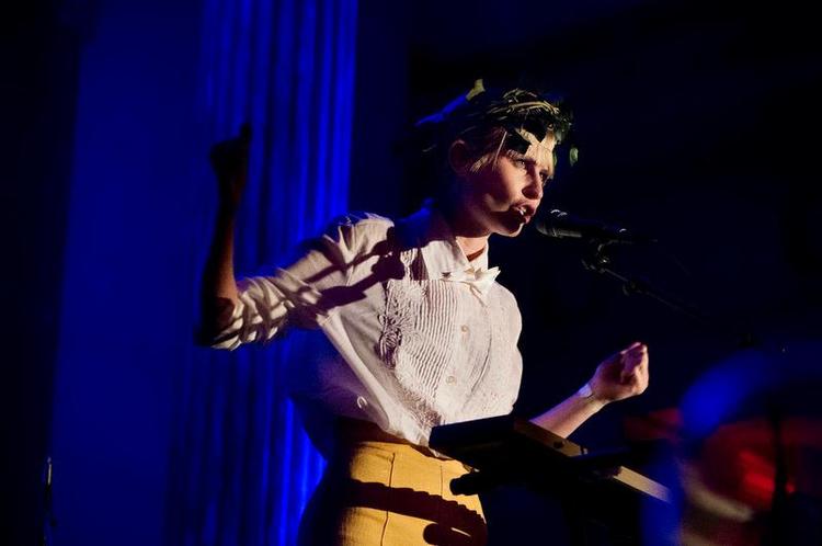 Furie. Norske Jenny Hval kæmpede med en dvask stemning, men satte alligevel tankerne i gang med sine undersøgelser af den moderne kvindekrop. 