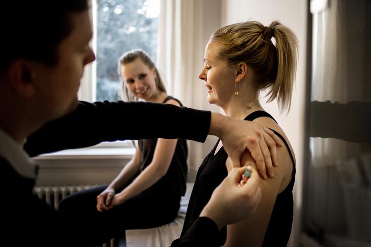 Av. Unge piger og kvinder skal stikkes i alt tre gange, når de får HPV-vaccinen, der beskytter mod livmoderhalskræft. 