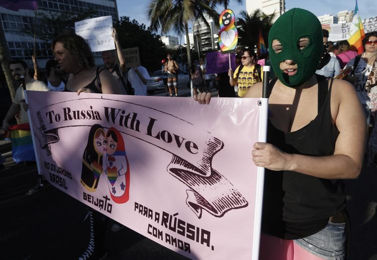 protest. Brasilianere gik i går på gaden i Rio de Janeiro for at protestere mod lovene, der er vedtaget mod homoseksuelle i Rusland. 
