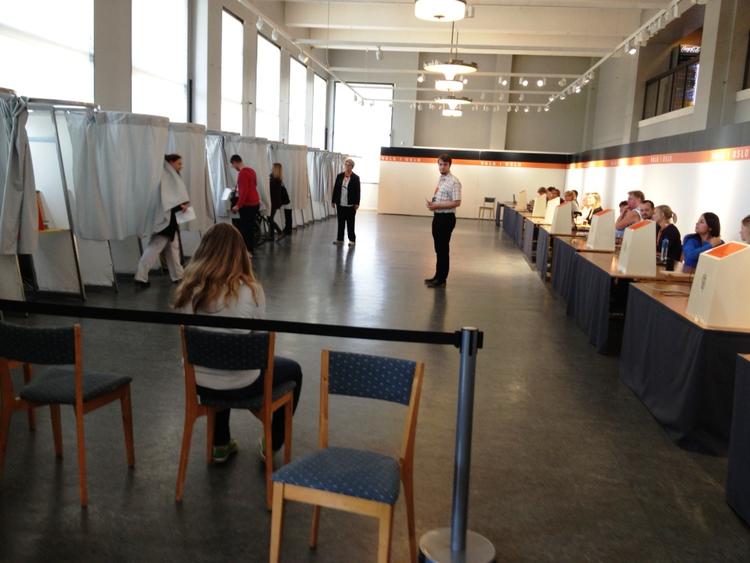 Valg. Der er roligt i valglokalet på rådhuset i Oslo, hvor nordmændene stemmer. Ifølge flere politiske iagttagere har valget i Norge været ualmindelig kedeligt, fordi det ifølge alle meningsmålinger vil være det borgerlige parti Høyre, som vinder over det regerende Arbeiderparti. Iagttagere forventer mere eller mindre, at valget er afgjort på forhånd. Foto: Claus Blok Thomsen. 