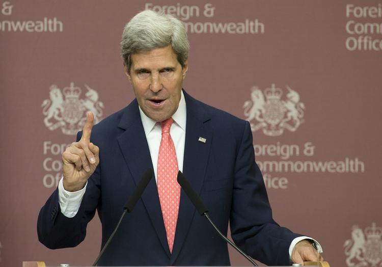 Kritisk. Den amerikanske udenrigsminister, John Kerry, vil se på en forslag om, at Syrien kan aflevere sine kemiske våben for at undgå krig, men er skeptisk over for ideen. 