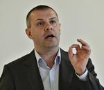 positiv. Regeringens produktivitetskommission kom i går med en rapport med en række anbefalinger. Blandt andet resultatløn, som finansminster Bjarne Corydon er åben for. 