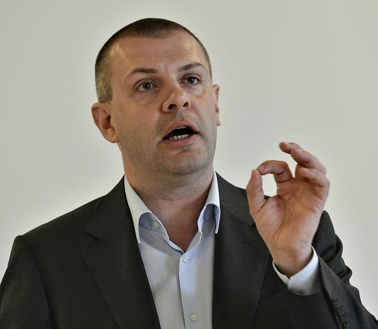 positiv. Regeringens produktivitetskommission kom i går med en rapport med en række anbefalinger. Blandt andet resultatløn, som finansminster Bjarne Corydon er åben for. 