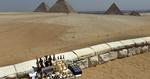 Ballade. Det er stor set tomt ved pyramiderne uden for Kairo i øjeblikket. Her plejer der ellers at være masser af turister. 