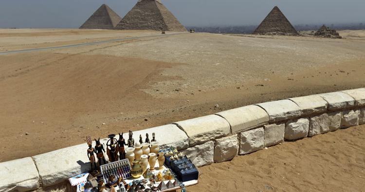 Ballade. Det er stor set tomt ved pyramiderne uden for Kairo i øjeblikket. Her plejer der ellers at være masser af turister. 