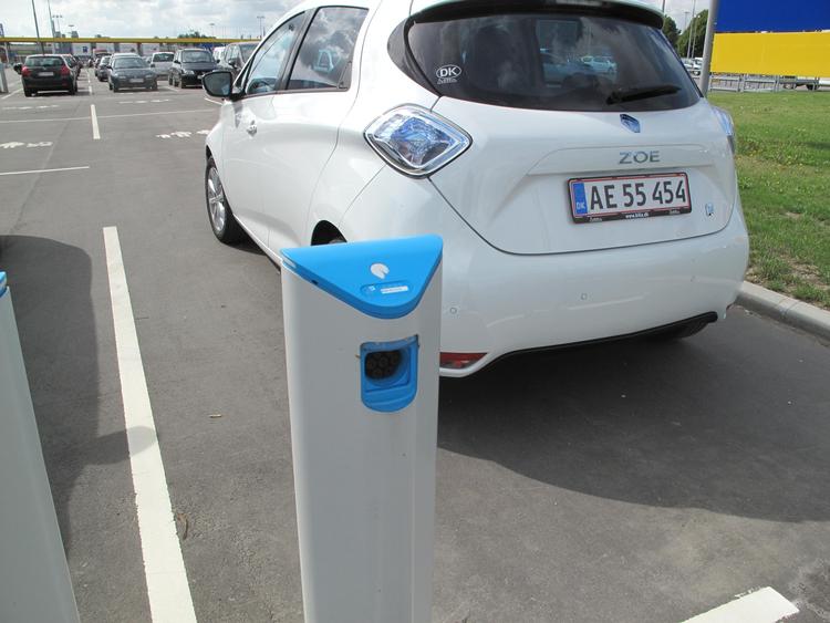 Genoplivet. Ladestanderen her vil snart afgive strøm igen. Dog ikke til Renault Zoe, som er helt ny ekbil på markedet. Nogle tekniske hindringer skal først overvindes. 