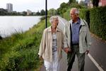 Bevægelse. Ægteparret Kirsten og Poul Hartung på henholdsvis 77 og 81 år går hver dag, og det forlænger livet næsten lige så godt som sport viser ny forskning. 