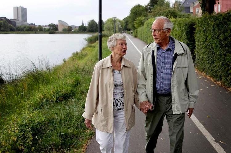 Bevægelse. Ægteparret Kirsten og Poul Hartung på henholdsvis 77 og 81 år går hver dag, og det forlænger livet næsten lige så godt som sport viser ny forskning. 