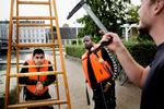 Produktionsskole. Gurjent Singh (tv) og Ibrahima Kande går på Den Økologiske Produktionsskole i København. Her er elevtallet halveret på et år. I går lavede eleverne et skilt til Søernes Sejlklub i København. 