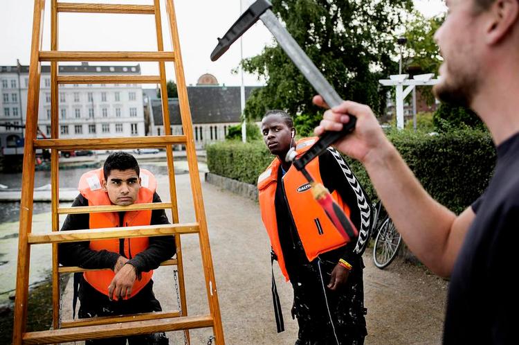 Produktionsskole. Gurjent Singh (tv) og Ibrahima Kande går på Den Økologiske Produktionsskole i København. Her er elevtallet halveret på et år. I går lavede eleverne et skilt til Søernes Sejlklub i København. 