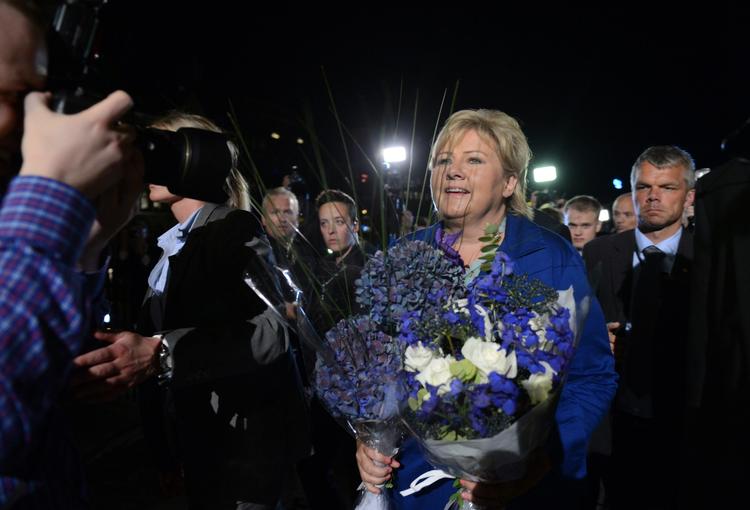 Vinder. Erna Solberg lykkeønskes efter sejren i går. Nu går det tunge arbejde i gang med at forene fire partiers programmer. 