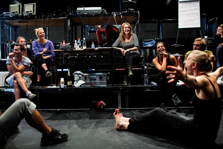 Ud! Kroppen skal slippes fri og  forme karakteren. 