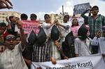 Protest. Vrede demonstranter var mødt op foran retten ved dagens domsafsigelse i New Delhi. De håber, at gerningsmændene bliver hængt, viser de på billedet. 