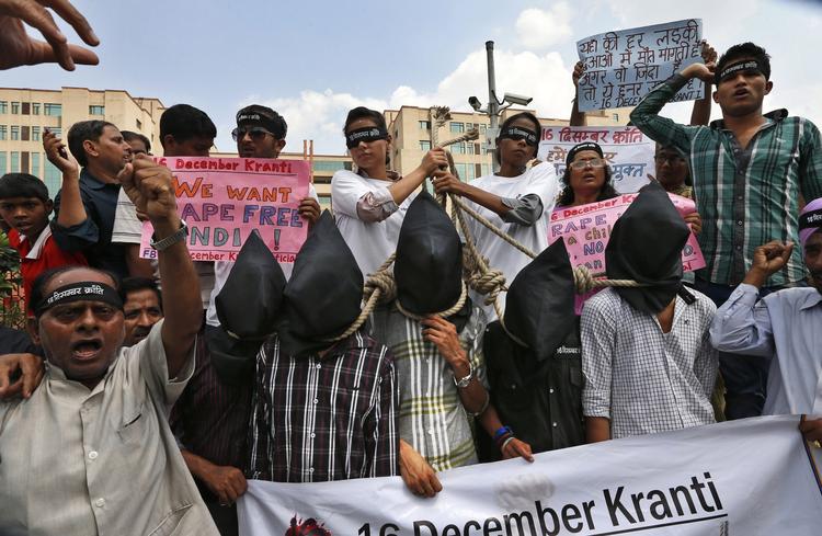 Protest. Vrede demonstranter var mødt op foran retten ved dagens domsafsigelse i New Delhi. De håber, at gerningsmændene bliver hængt, viser de på billedet. 