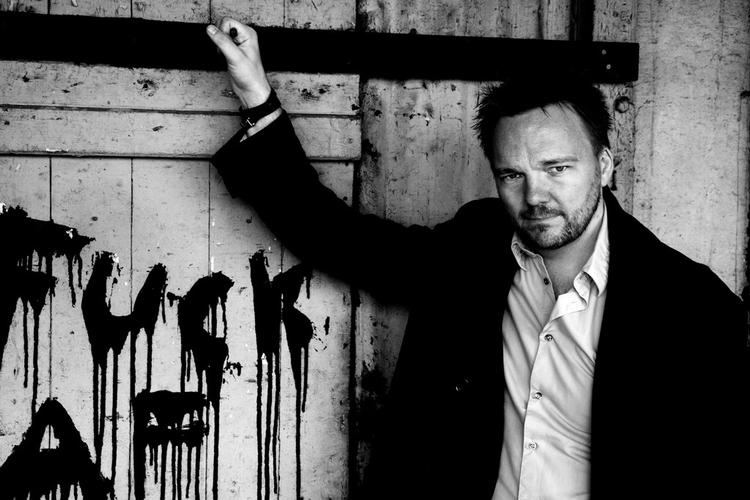 Indie-forfatter. Kent Langkjær arbejder lige nu på sin anden roman om kriminalkommissæren Thorsten T. Lange, som han overvejer selv at udgive. 