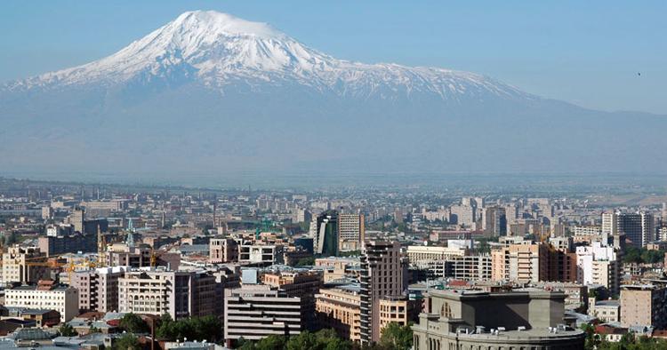 Uopdaget. Jerevan by og bjerget Ararat i baggrunden. Ararat er kendt for historien om Noahs Ark, som med alle dyrene strandede på Ararat, da syndfloden trak sig tilbage. 