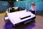 007. Det var Roger Moore, der spillede agent 007 i 'The Spy Who Loved Me' fra 1977, hvor den propeldrevne Lotus Esprit blandt andet udmærkede sig ved at kunne køre under vand. 