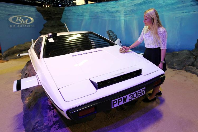 007. Det var Roger Moore, der spillede agent 007 i 'The Spy Who Loved Me' fra 1977, hvor den propeldrevne Lotus Esprit blandt andet udmærkede sig ved at kunne køre under vand. 