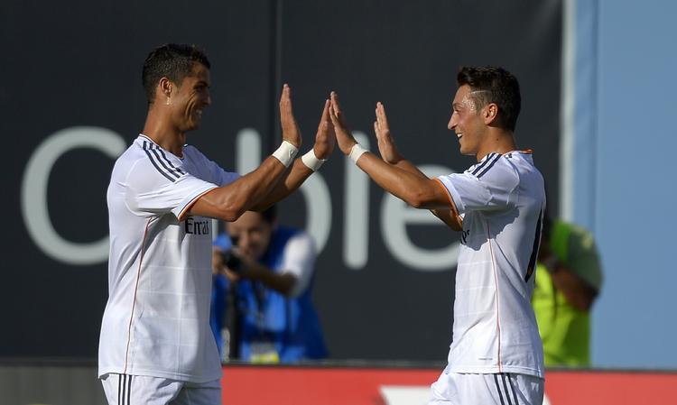 assist-konge. Med salget af Mesut Özil (th) til Arsenal mister Real Madrid og Cristiano Ronaldo (tv) den vigtigste oplægger til scoringer. 