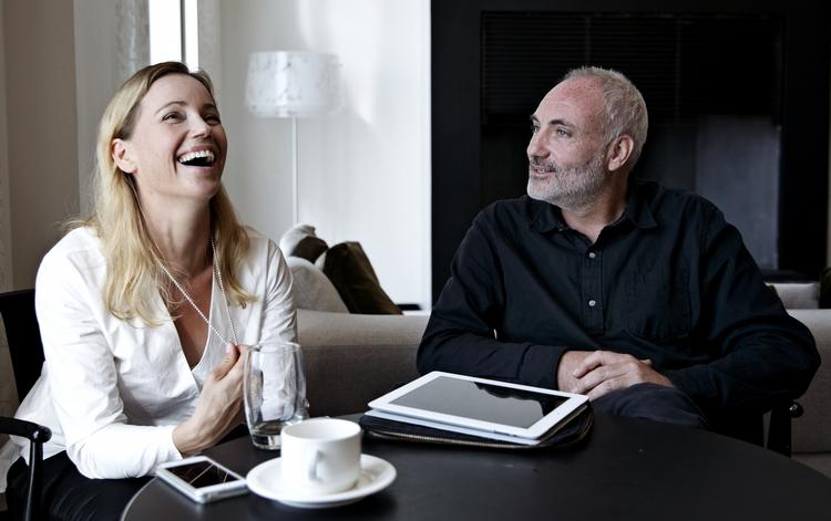 parløb. Svenske Sofia Helin og danske Kim Bodnia kan snart igen opleves i rollerne som dansk-svenske politimakkere. Anden sæson af 'Broen' får premiere på DR 22. september. 
