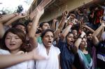 Vrede. Demonstranter i Jammu, Indien protesterer over en voldtægt af fem psykisk syge piger, der bor på et beskyttet hjem. Overgreb på kvinder finder hyppigt sted i Indien - ofte også inden for hjemmets fire vægge. 
