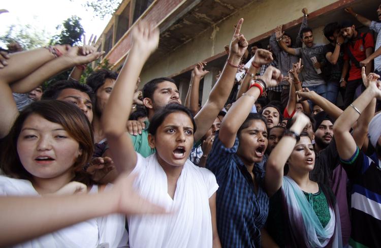 Vrede. Demonstranter i Jammu, Indien protesterer over en voldtægt af fem psykisk syge piger, der bor på et beskyttet hjem. Overgreb på kvinder finder hyppigt sted i Indien - ofte også inden for hjemmets fire vægge. 