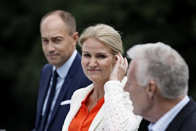 Udfordringer. Den S-ledede regering ligger i dag med stor matematisk præcision dér, hvor den offentlige mening allerede befinder sig. 