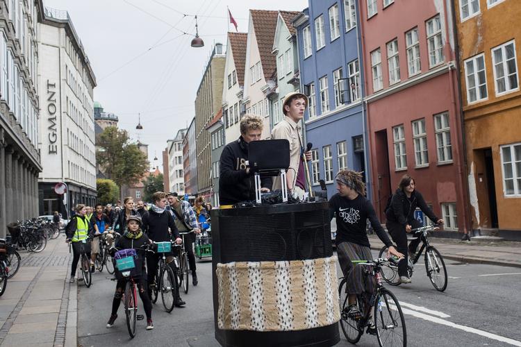 SAFARIJAGT. Studenterråd fra videregående uddannelser i København var i eftermiddag på cykelsafari i jagten efter flere studieboliger. 