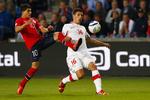 Matchvinder. Fabian Schär (th) scorede begge de schweiziske mål i Oslo. 