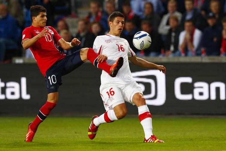 Matchvinder. Fabian Schär (th) scorede begge de schweiziske mål i Oslo. 