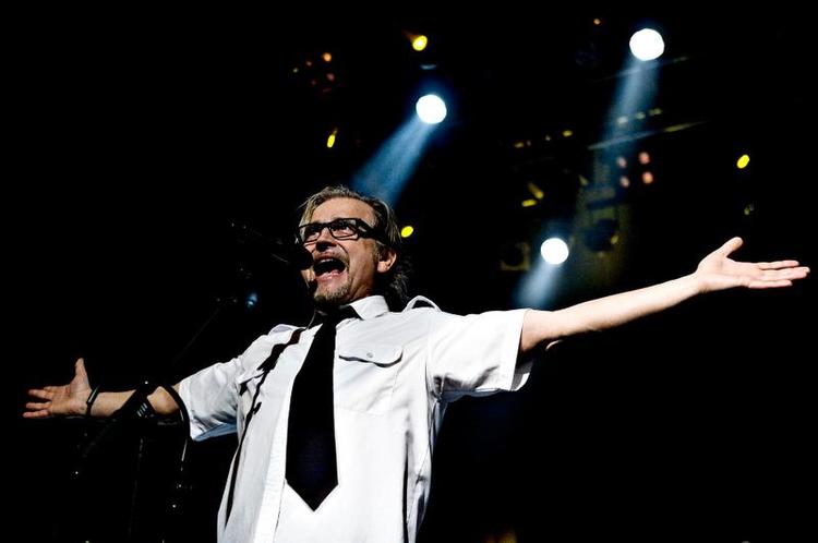 Musikglæde. Lars H.U.G. har sunget sig ind i manges hjerter - også kronprinsens. Ved sit bryllup med Mary citerede Frederik 'Mon de kan reparere dig': »Kom lad os gå, kom lad os se, gennem 1.000 verdener venter vægtløs kærlighed«. 