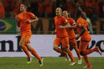 Klar. Med sine scoringer nummer 37 og 38 i den orange trøje sikrede Robin van Persie (tv) de hollandske VM-billetter. 