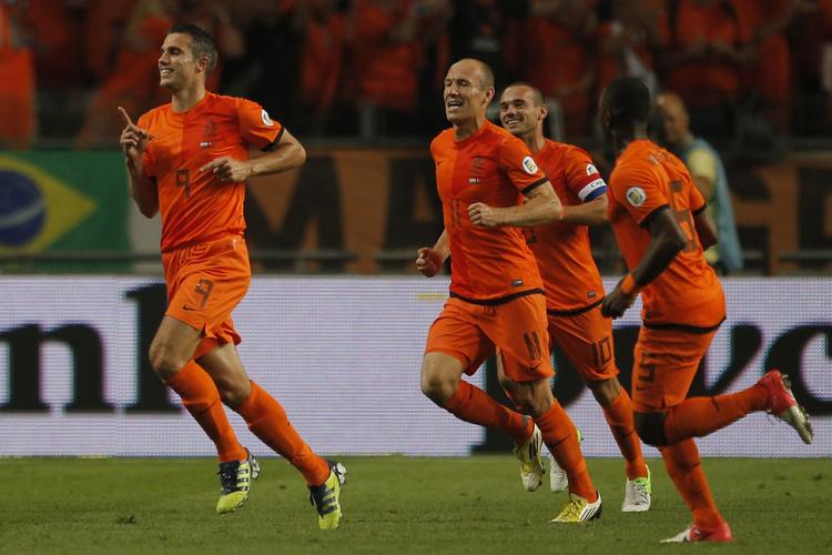 Klar. Med sine scoringer nummer 37 og 38 i den orange trøje sikrede Robin van Persie (tv) de hollandske VM-billetter. 