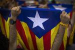 Løsrivelse. Hånd i hånd danner hundredtusinder af cataloniere i dag kæde i forbindelse med Cataloniens nationaldag for at lægge pres på den spanske stat. Demonstranterne vil ikke længere være spaniere. (Arkivfoto) 