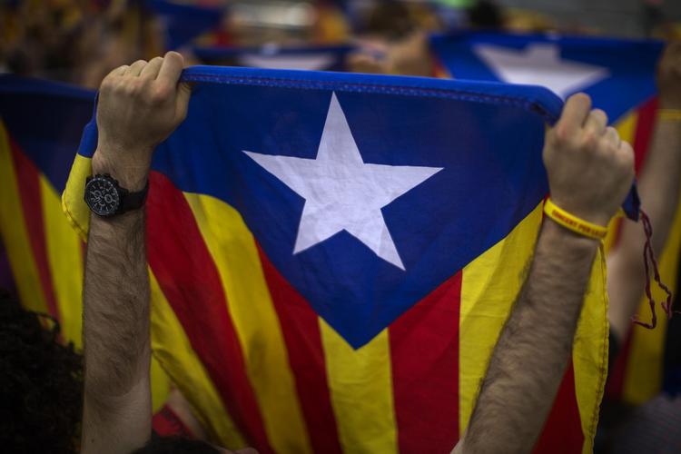Løsrivelse. Hånd i hånd danner hundredtusinder af cataloniere i dag kæde i forbindelse med Cataloniens nationaldag for at lægge pres på den spanske stat. Demonstranterne vil ikke længere være spaniere. (Arkivfoto) 