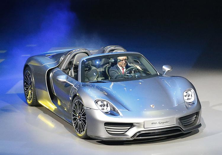 Alsidig. Porsche 918 Spyder kan køre på både el og benzin. Alt i alt har den 880 hestekræfter til rådighed. 