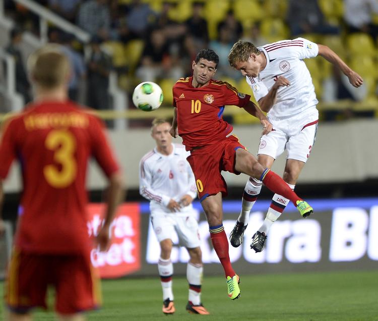 Forventning. »Italien i Parken bliver en fantastisk kamp, forhåbentlig med en fyldt Parken og en masse stemning«, siger forsvarsspiller Andreas Bjelland (til højre). Han spillede hele kampen i aftes, da Danmark på udebane vandt 1-0 over Armenien. Foto: 