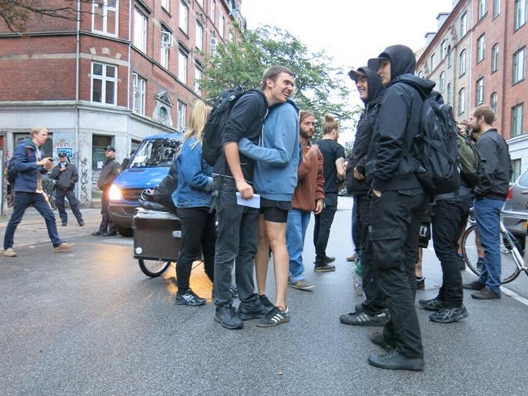 Besættelse. Unge aktivister forsøgte at lave en tom skole om til et kollegie. De blev anholdt hurtigt af politiet, men kort efter løsladt igen. 