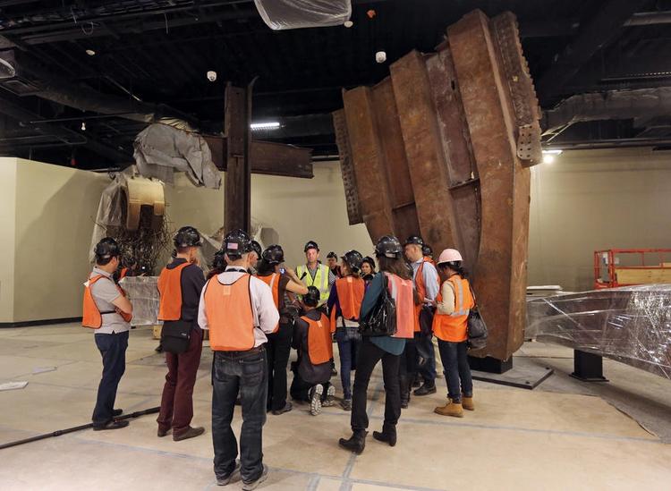 Mindesmærke. Reportere får en rundtur i New Yorks nye 9/11 museum, der åbner til foråret. Adskillige store bygningsrester udstilles på museet. I dag er det 12 år siden, USA blev udsat for terrorangrebet. 