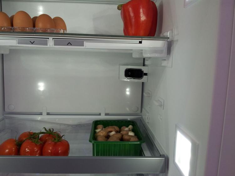 Kameraet er den lille sorte firkant helt inde i køleskabet. der findes et tilsvarende i køleskabslågen, og tilsammen dækker de hele køleskabets rumfang. 