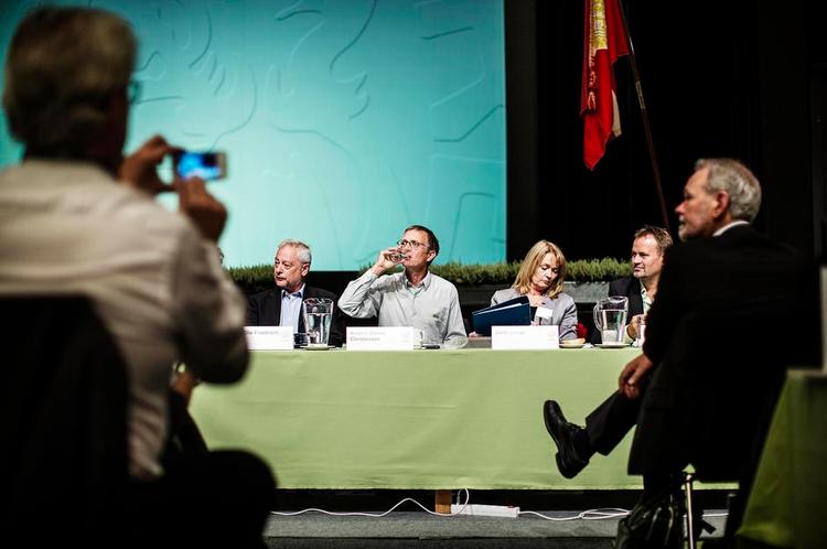 Kampgejst. Selv om lærerformand Anders Bondo Christensen sender knubbede ord til politikerne, forsikrer han, at lærernes engagement og lyst til at præge skolen ikke hører op: »Vi har ikke glemt, hvorfor vi blev lærere, og vi vil forfølge vores idealer og visioner, også selv om vi møder forhindringer og modstand undervejs«. Foto: Ditte Valente. 