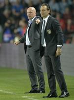 Overmand. Italiens Cesare Prandelli (th) trak det længste strå i aftes - og det fik Bilek (tv) til at sige op. 