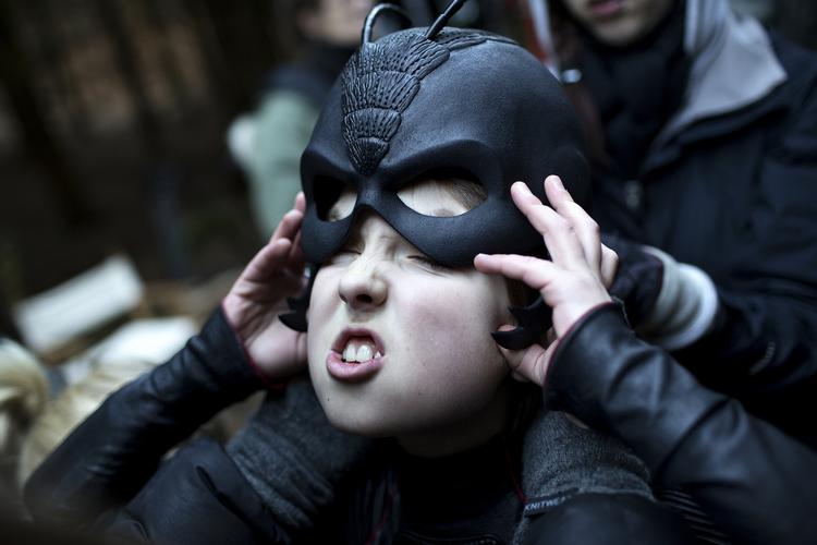 Superhelt. Settet på børnefilmen 'Antboy' i Geels skov ved Geels Bakke nær Holte, hvor de er i færd med at optage den store kampscene mellem superhelten Antboy og superskurken Loppen. Antboy spilles af 12-årige Oscar Dietz. 