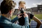LØBETEST. Claus Hechmann monterer masken på Henrik Them - der skal finde sit ideelle konkurrencetempo inden Copenhagen Marathon. 