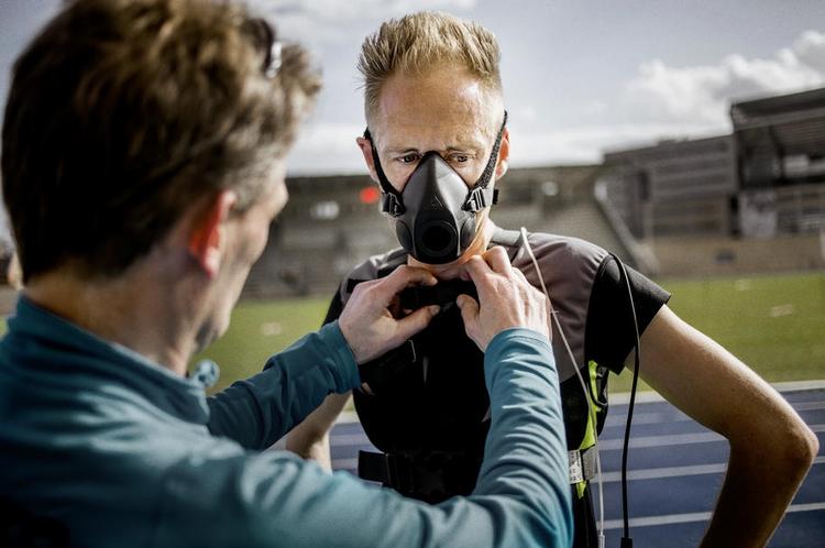 LØBETEST. Claus Hechmann monterer masken på Henrik Them - der skal finde sit ideelle konkurrencetempo inden Copenhagen Marathon. 