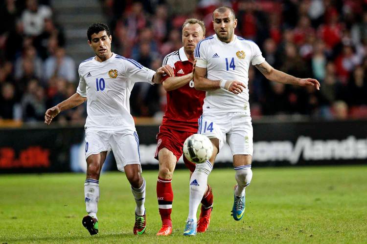 rådgivning. Yura Movsisyan (th) har tidligere spillet for Randers og var i juni med til at slå Danmark 4-0 for Armenien. 