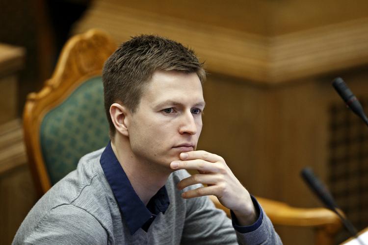 Finanslov. »Hvis Venstre selv er i stand til at konkretisere, hvad det er for nogle skattelettelser de vil foreslå, så sidder vi klar, og så vil jeg straks bede Finansministeriet om at regne på et mere konkret udspil fra Venstre«, siger Jesper Petersen. 