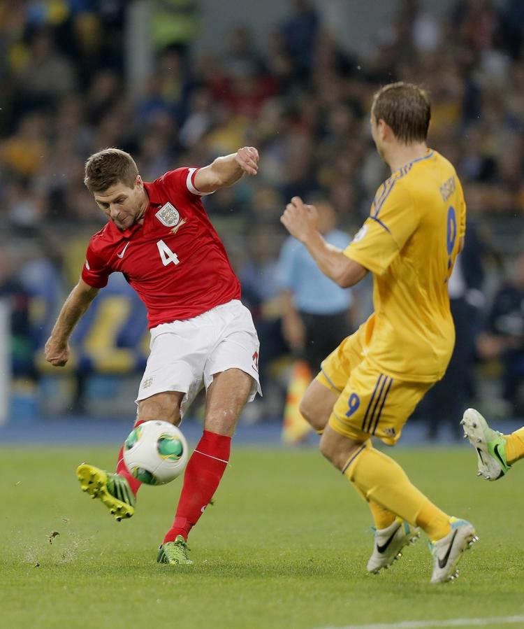 0-0. Englands anfører Steven Gerrards indlæg fra kanten gjorde ikke den store gavn i kampen mod Ukraine. 